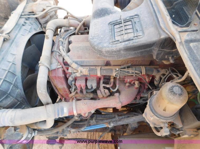 image for item L5935 2007 International 9400i semi truck