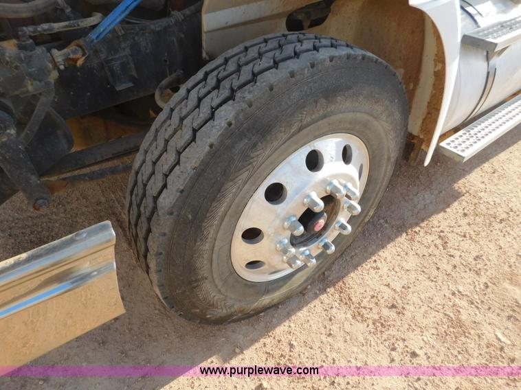 image for item L5935 2007 International 9400i semi truck