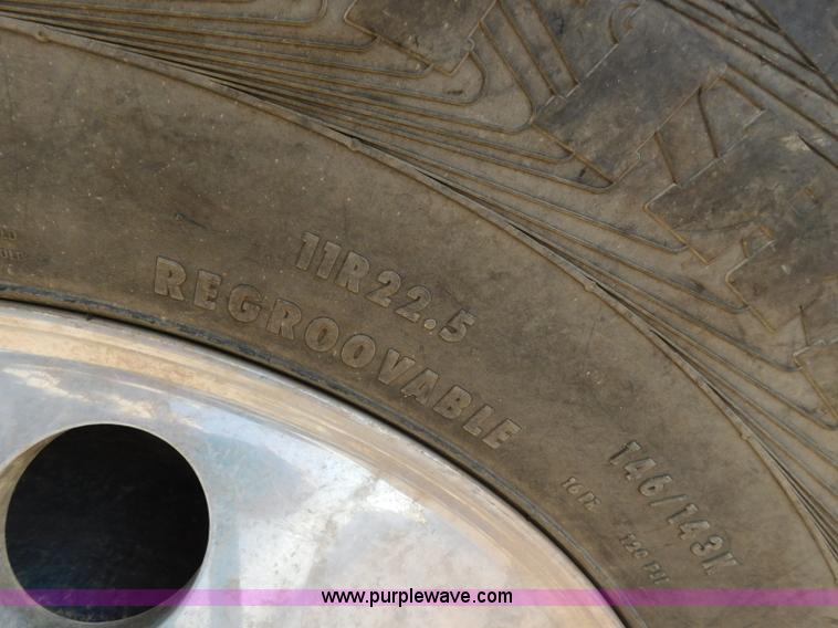 image for item L5935 2007 International 9400i semi truck