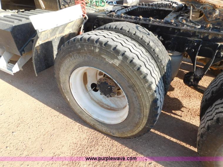 image for item L5935 2007 International 9400i semi truck