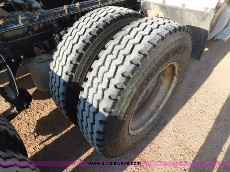 image for item L5935 2007 International 9400i semi truck