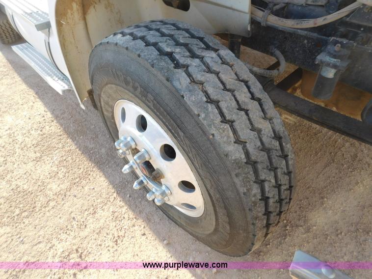 image for item L5935 2007 International 9400i semi truck