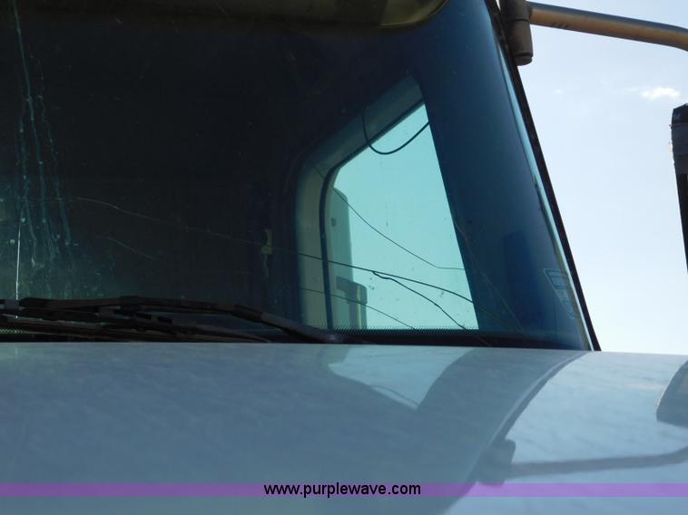 image for item L5935 2007 International 9400i semi truck