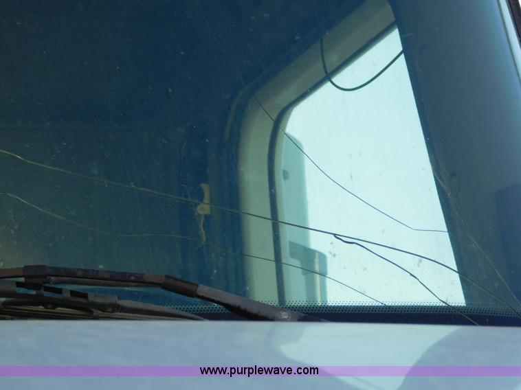 image for item L5935 2007 International 9400i semi truck