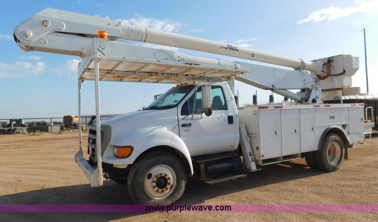 image for item L5951 2004 Ford F750 Super Duty bucket truck