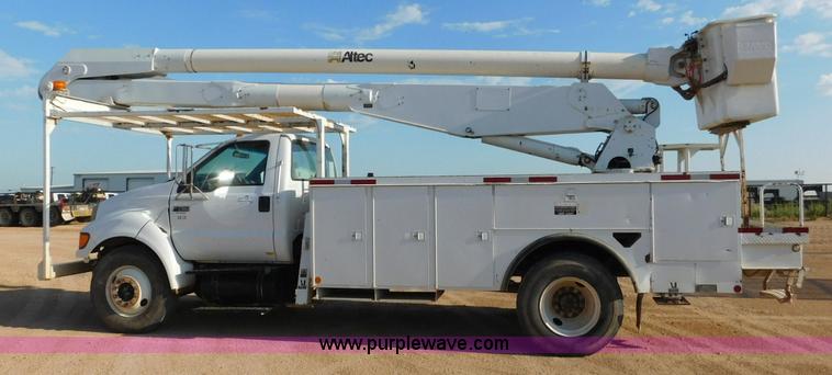 image for item L5951 2004 Ford F750 Super Duty bucket truck