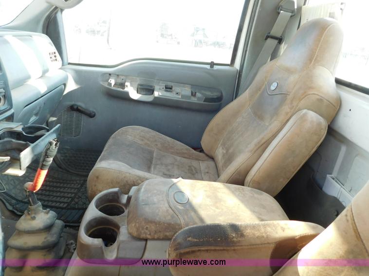 image for item L5951 2004 Ford F750 Super Duty bucket truck