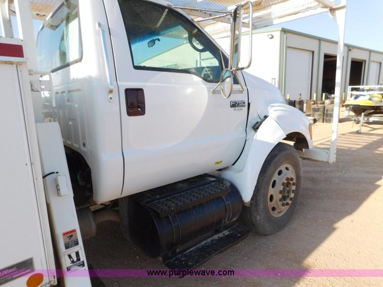 image for item L5951 2004 Ford F750 Super Duty bucket truck