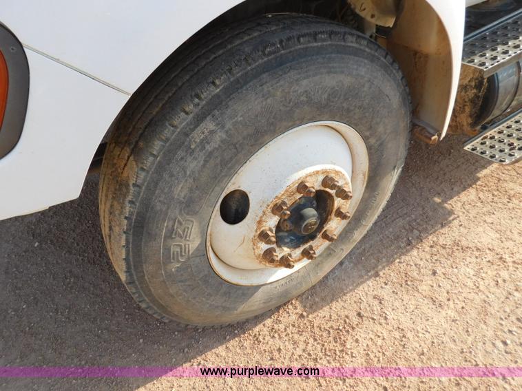 image for item L5951 2004 Ford F750 Super Duty bucket truck