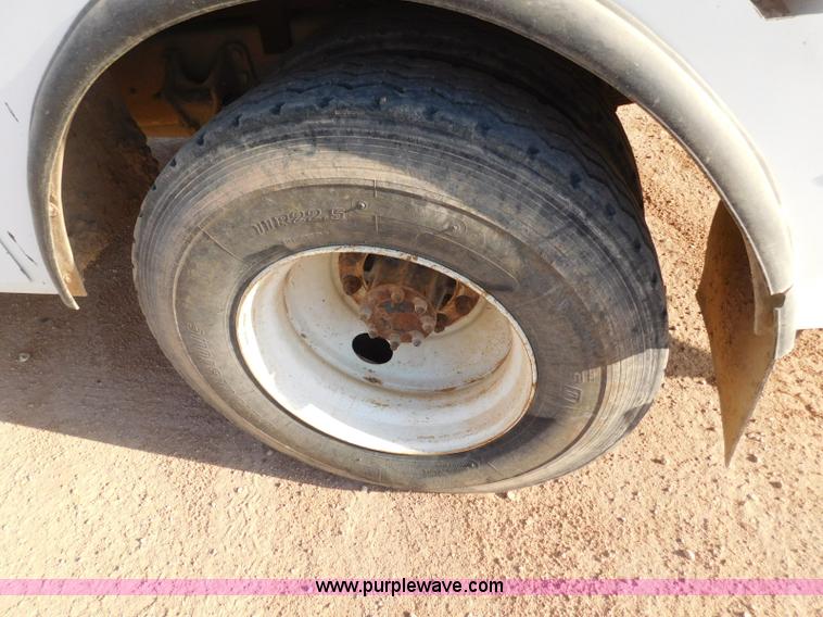 image for item L5951 2004 Ford F750 Super Duty bucket truck