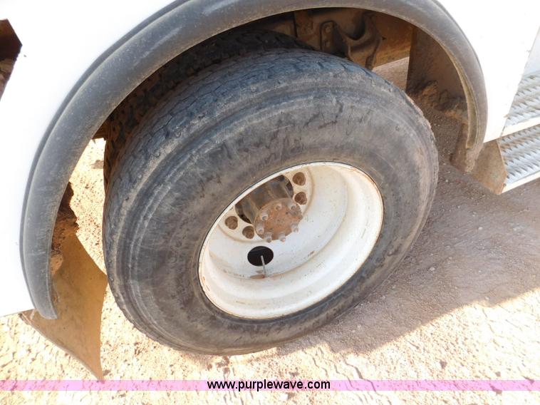 image for item L5951 2004 Ford F750 Super Duty bucket truck