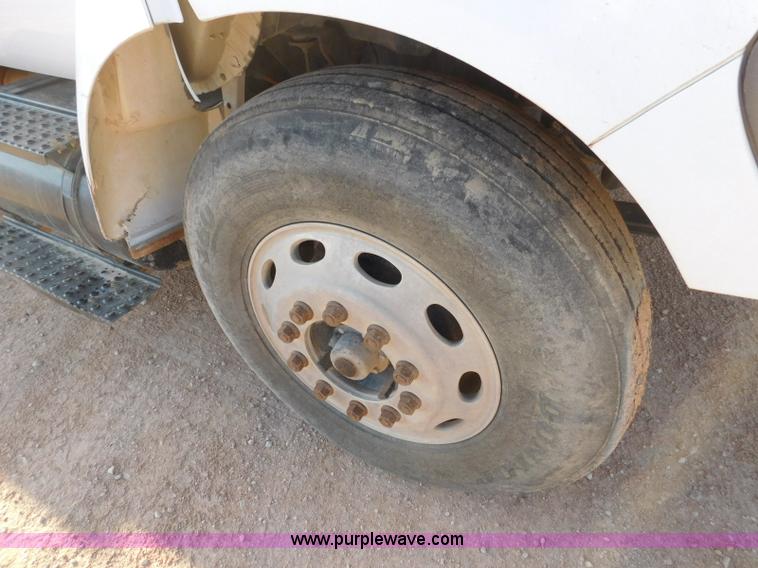 image for item L5951 2004 Ford F750 Super Duty bucket truck