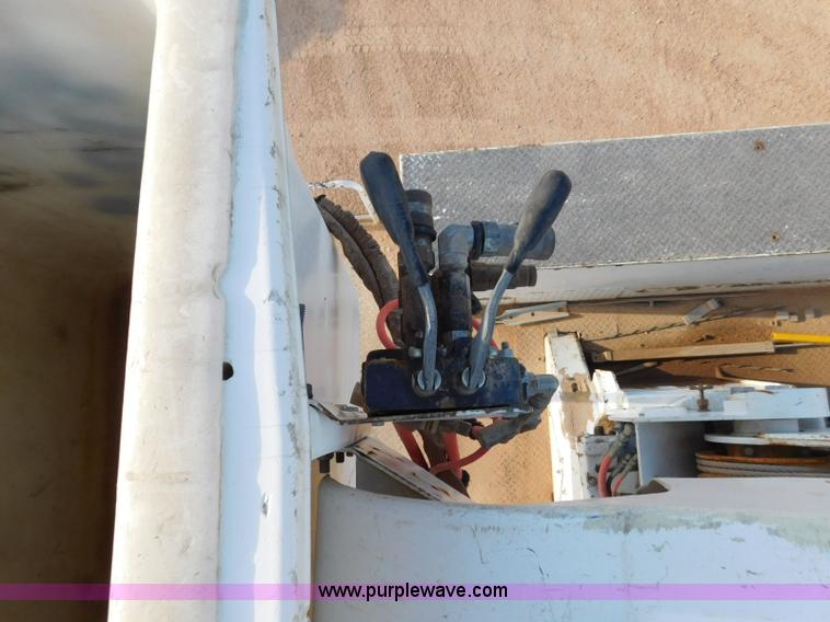 image for item L5951 2004 Ford F750 Super Duty bucket truck