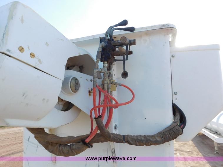 image for item L5951 2004 Ford F750 Super Duty bucket truck