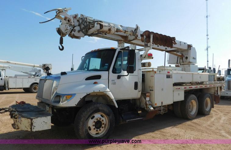 image for item L5953 2004 International 7400 digger derrick truck