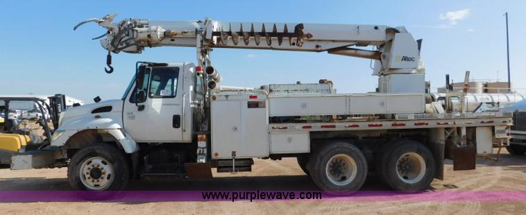 image for item L5953 2004 International 7400 digger derrick truck