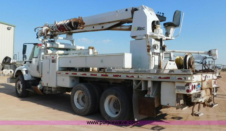 image for item L5953 2004 International 7400 digger derrick truck