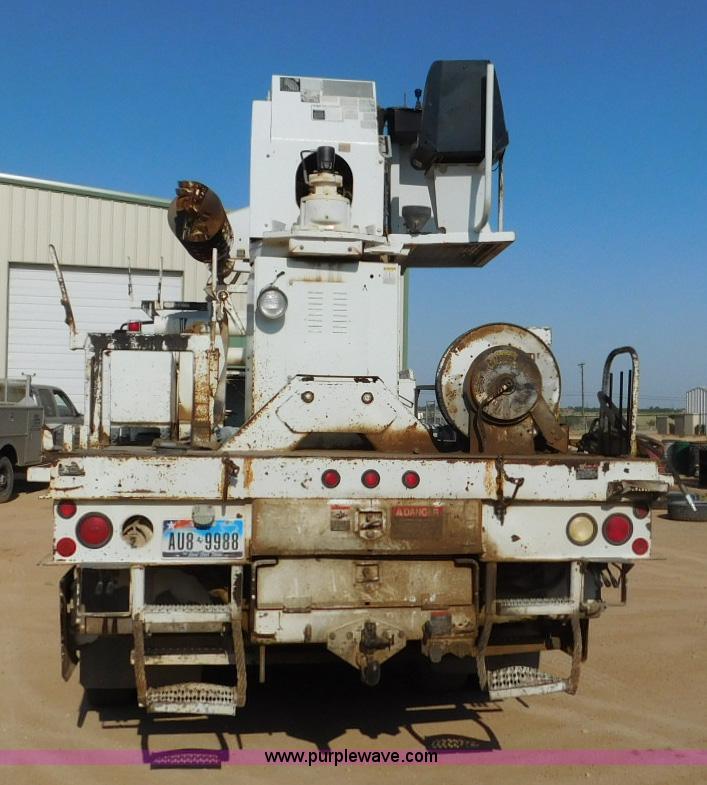 image for item L5953 2004 International 7400 digger derrick truck