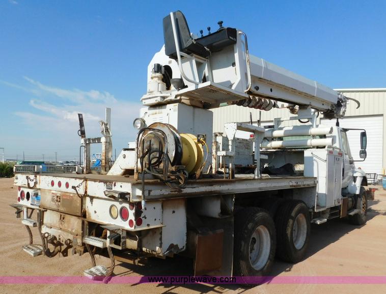image for item L5953 2004 International 7400 digger derrick truck