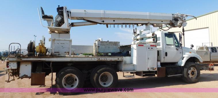 image for item L5953 2004 International 7400 digger derrick truck