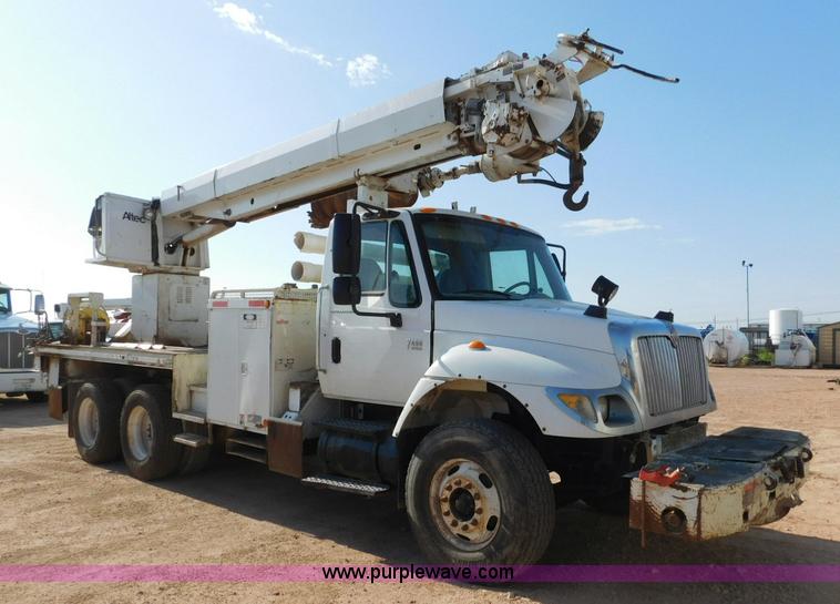 image for item L5953 2004 International 7400 digger derrick truck