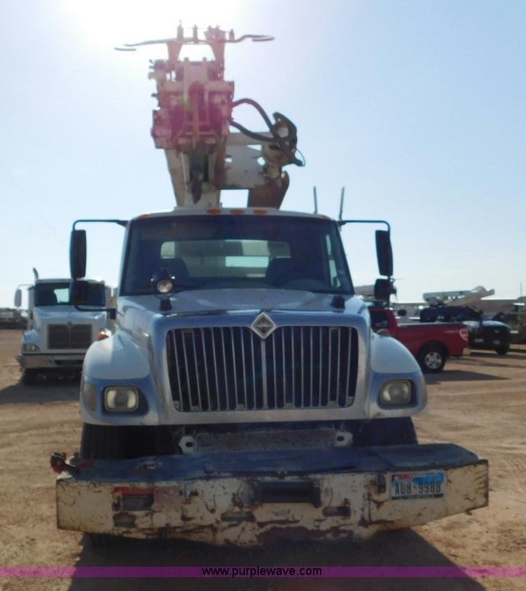 image for item L5953 2004 International 7400 digger derrick truck