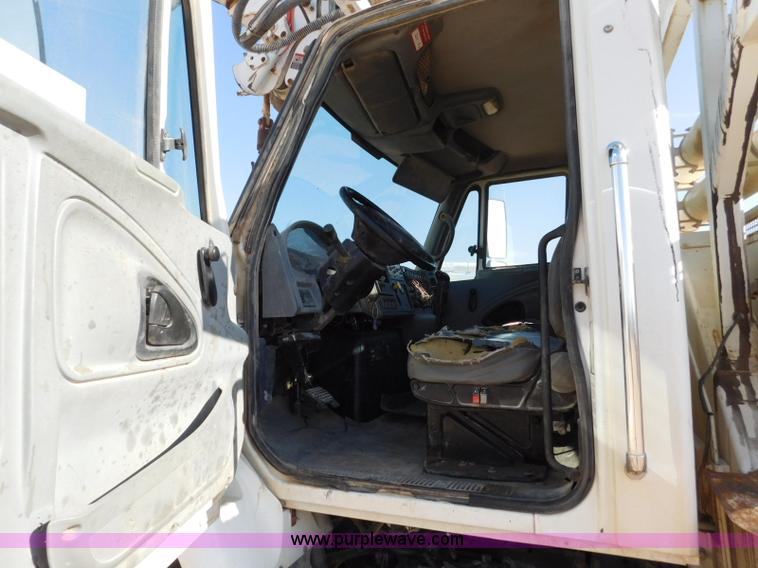 image for item L5953 2004 International 7400 digger derrick truck