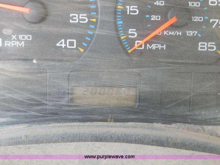 image for item L5953 2004 International 7400 digger derrick truck