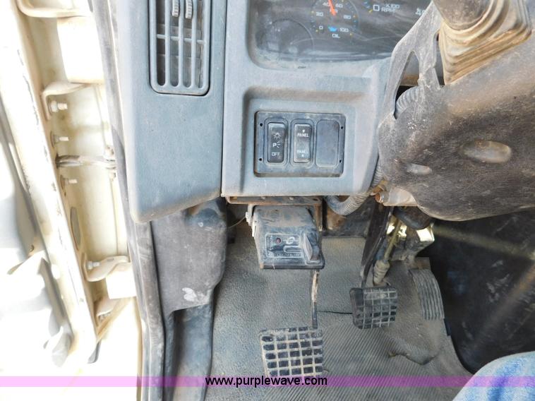 image for item L5953 2004 International 7400 digger derrick truck