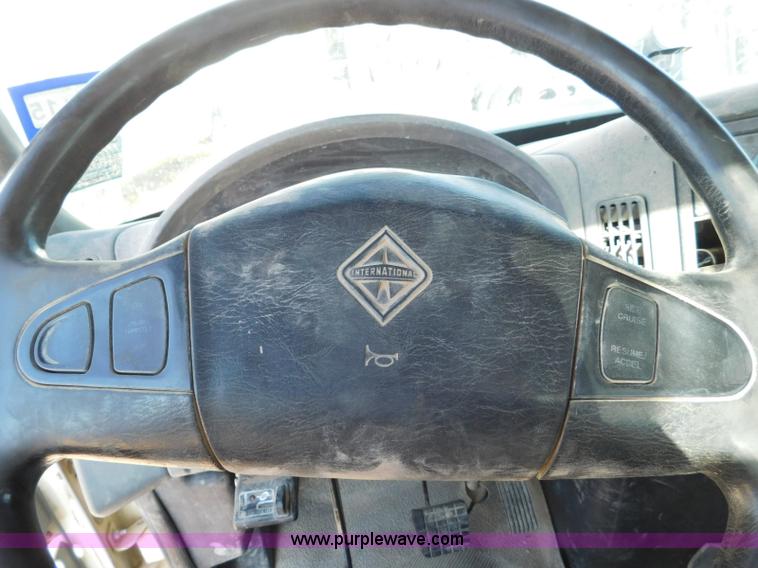 image for item L5953 2004 International 7400 digger derrick truck