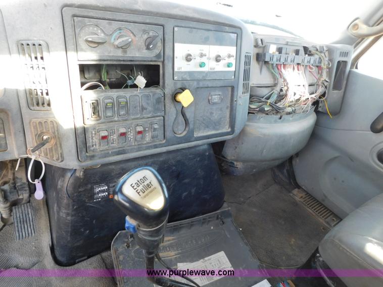 image for item L5953 2004 International 7400 digger derrick truck