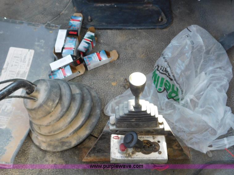 image for item L5953 2004 International 7400 digger derrick truck