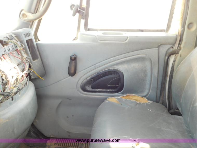 image for item L5953 2004 International 7400 digger derrick truck