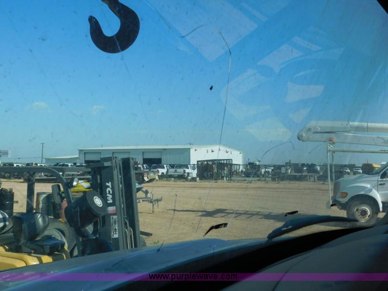 image for item L5953 2004 International 7400 digger derrick truck