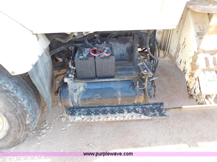 image for item L5953 2004 International 7400 digger derrick truck