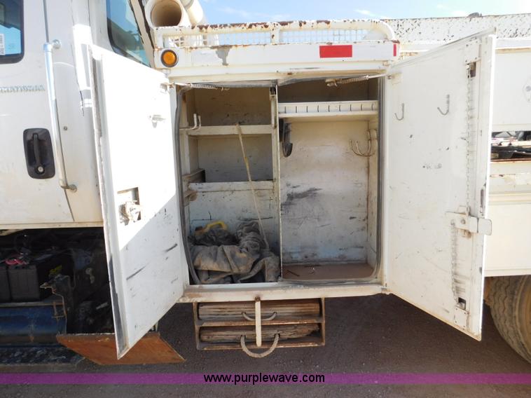 image for item L5953 2004 International 7400 digger derrick truck