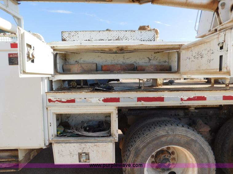 image for item L5953 2004 International 7400 digger derrick truck