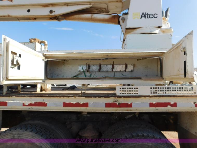 image for item L5953 2004 International 7400 digger derrick truck