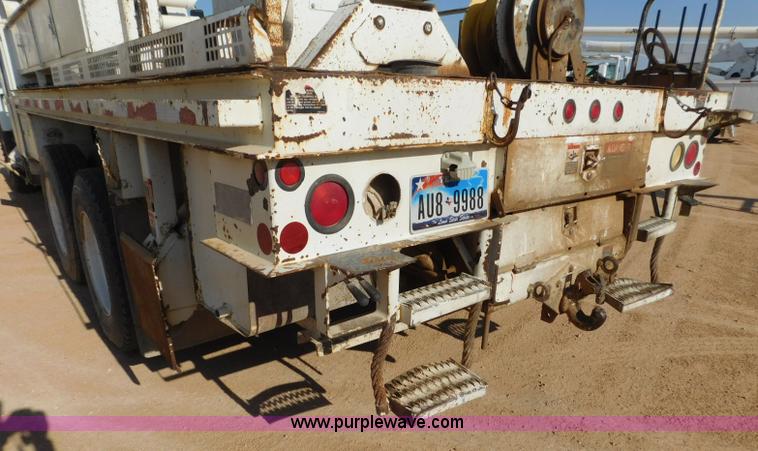 image for item L5953 2004 International 7400 digger derrick truck