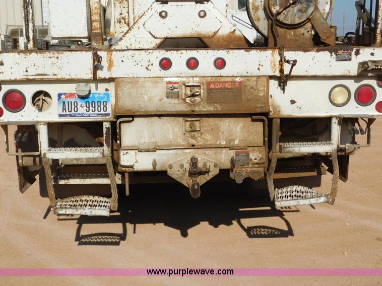 image for item L5953 2004 International 7400 digger derrick truck