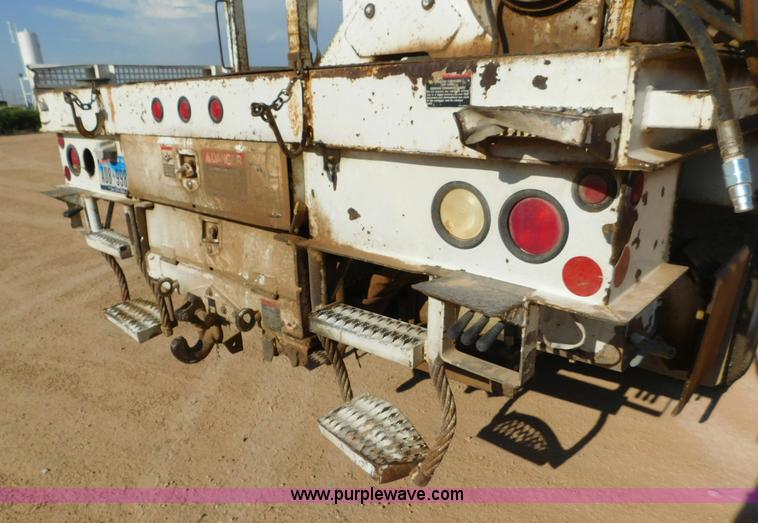 image for item L5953 2004 International 7400 digger derrick truck