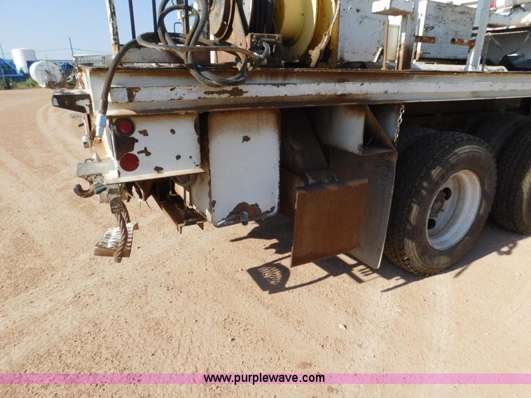 image for item L5953 2004 International 7400 digger derrick truck