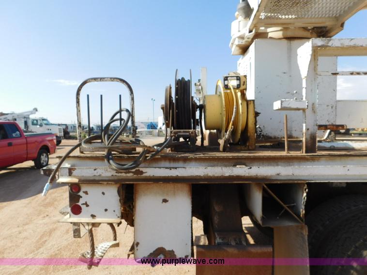 image for item L5953 2004 International 7400 digger derrick truck