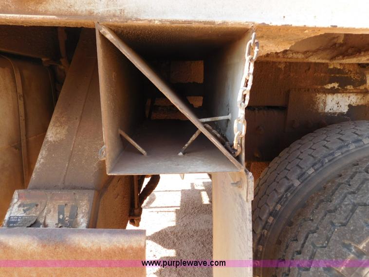 image for item L5953 2004 International 7400 digger derrick truck