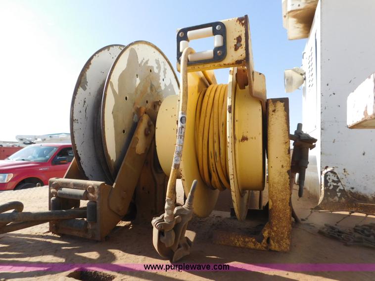 image for item L5953 2004 International 7400 digger derrick truck