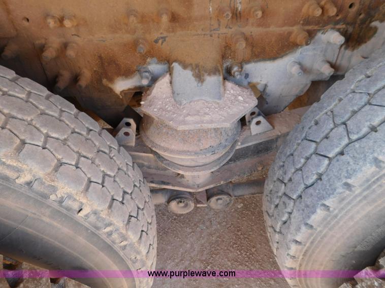 image for item L5953 2004 International 7400 digger derrick truck