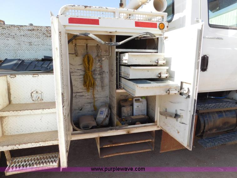 image for item L5953 2004 International 7400 digger derrick truck