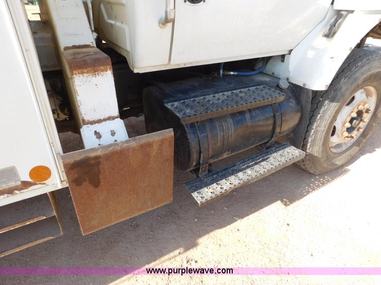 image for item L5953 2004 International 7400 digger derrick truck