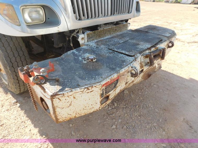 image for item L5953 2004 International 7400 digger derrick truck