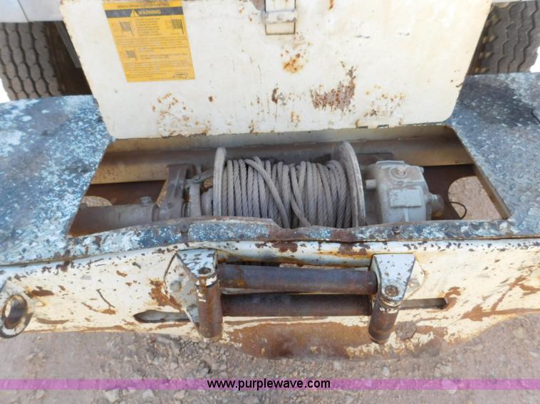 image for item L5953 2004 International 7400 digger derrick truck